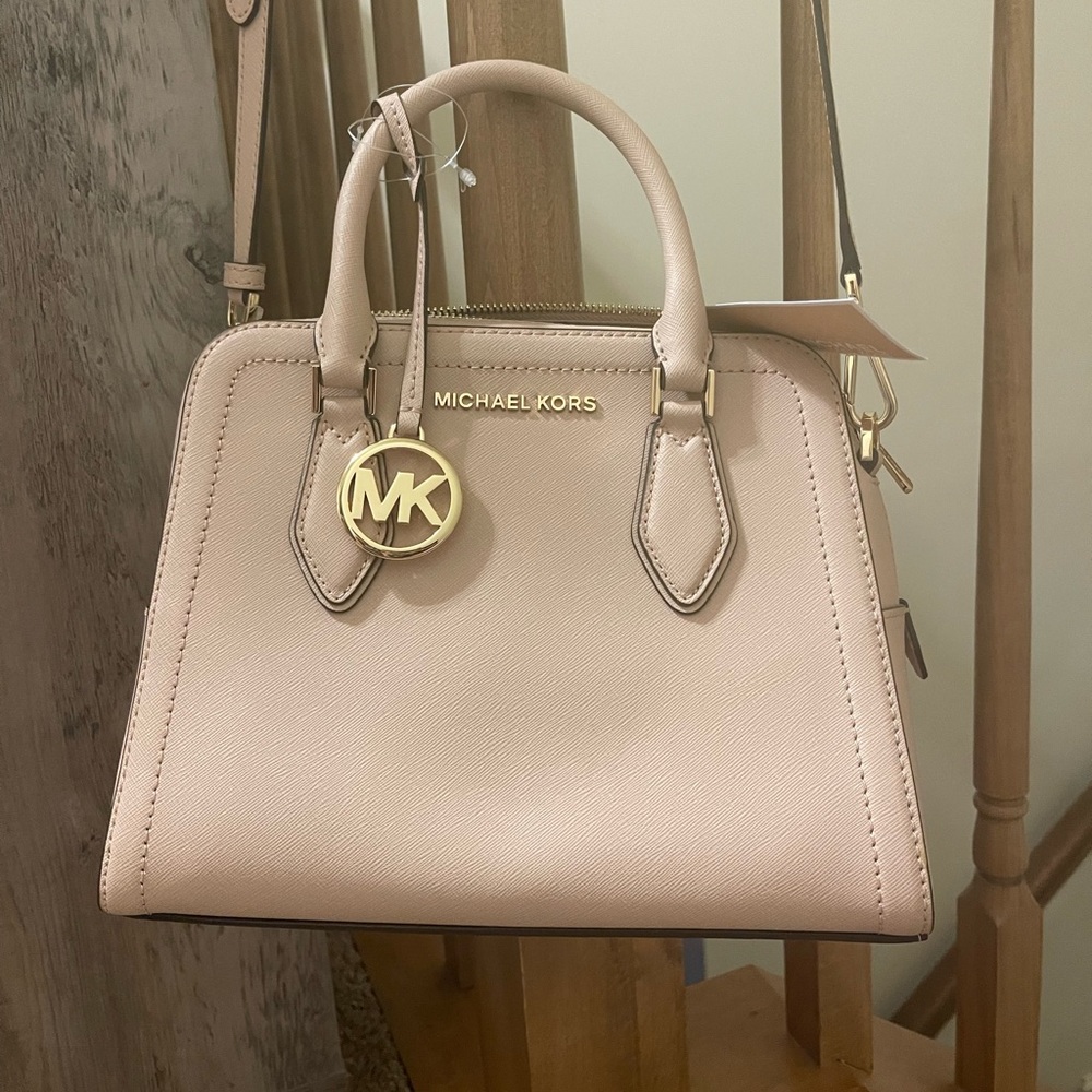 NWT! Michael Kors AYDEN MD Dome Satchel leather in Ballet
100% authentic.